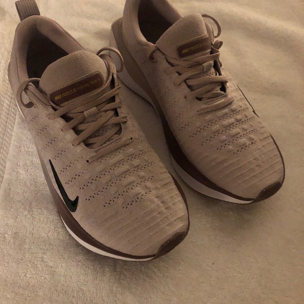 Nike Women’s Reactx Infinity Run 4 Shoes, platinum, color violet/black/smokey